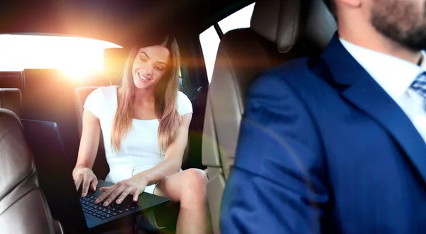 Executive businesswoman w pracy samochodu na swoim laptopie. — Zdjęcie stockowe