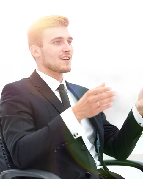 Närbild. affärsman som talar medan du sitter i en stol. — Stockfoto