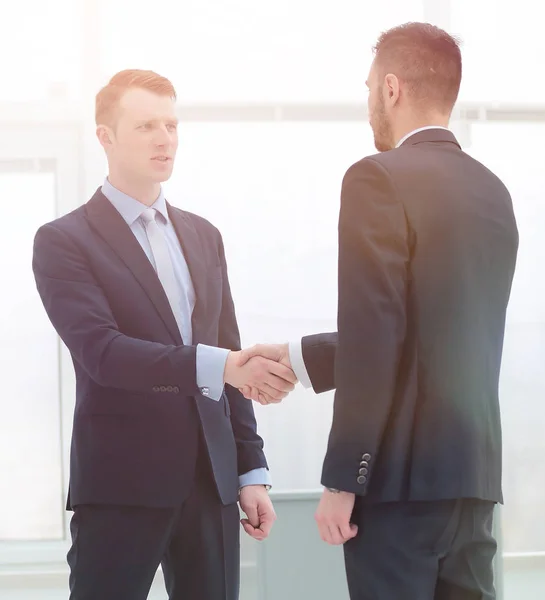 Handshake finansiella partner i korridoren för kontoret — Stockfoto