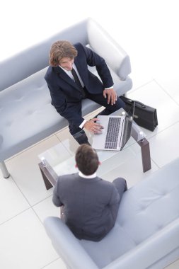 İş adamları ofiste görüştüler.