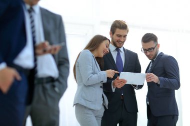 İş adamları araçları kullanma ve çalışırken gülümseyen