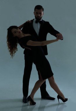 Stüdyoda dans çekici genç Çift.