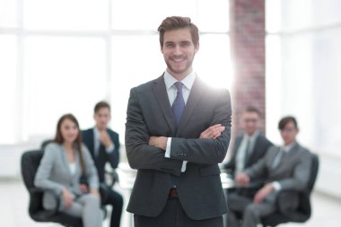 Ofisteki başarılı iş adamı bir gruba liderlik ediyor.