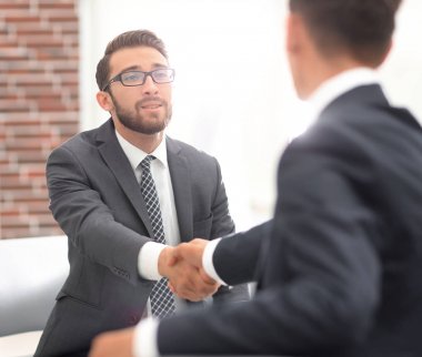 İş toplantısından sonra el sıkışan iki meslektaşım.