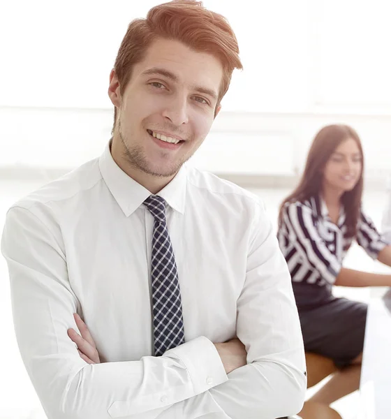 Succesvolle zakenman op achtergrond van kantoor. — Stockfoto