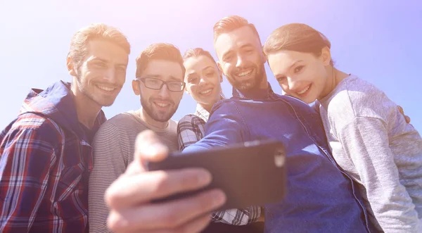 Grupo de estudantes a tirar uma selfie — Fotografia de Stock