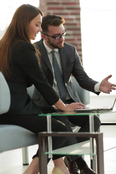 Coworking, gerente creativo mostrando nueva idea de inicio — Foto de Stock