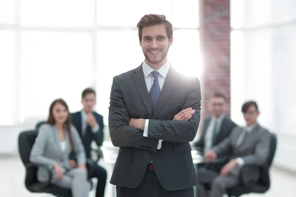 Empresário de sucesso no escritório liderando um grupo — Fotografia de Stock
