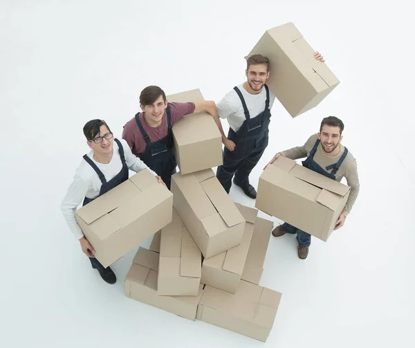 Entrega de homens com caixas de papelão em fundo branco . — Fotografia de Stock