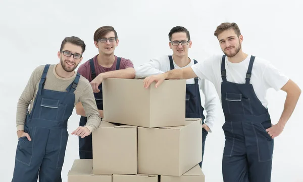 Hommes tenant pile de boîtes en carton isolé sur fond blanc — Photo