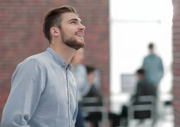 Retrato de un joven empresario en el cargo. — Foto de Stock