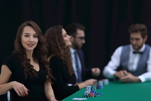 Modern affärskvinna sitter vid craps bord i ett kasino. — Stockfoto