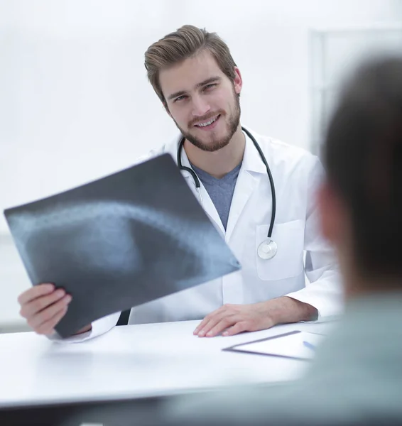 Lekarza przeprowadzającego badanie zdjęcie rentgenowskie pacjenta — Zdjęcie stockowe