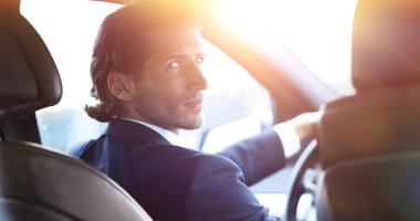 Adam direksiyonda oturuyor.