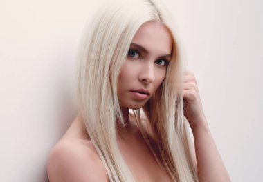 Hüzünlü güzel bir kadın portresi yakın çekim.