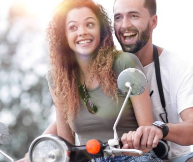 Bir şehirde güneşli bir günde sürme çekici çift