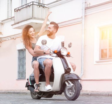 Mutlu çift retro motosiklet sürme tam uzunlukta yan görünüm