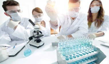 Kimyasal laboratuvar çalışması sırasında bilim adamları