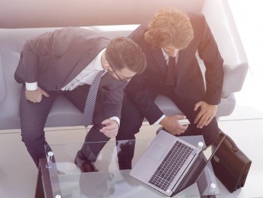 dizüstü bilgisayarda veri tartışırken iş arkadaşları.