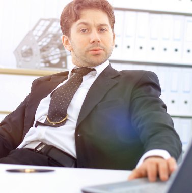 Masa başında oturan bir üst düzey yönetici closeup