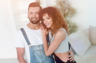 Yeni bir evde duran mutlu genç insanlar