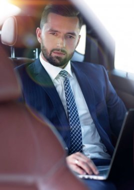 Bir arabada oturan başarılı bir iş adamı Close-Up