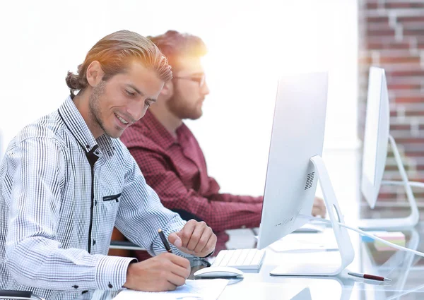 Erfolgreiche Kollegen am Schreibtisch — Stockfoto