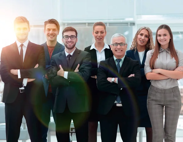 Senior affärsman och hans självsäkra business-team — Stockfoto