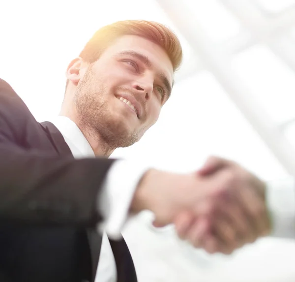Nahaufnahme Handschlag bewährte Geschäftspartner — Stockfoto