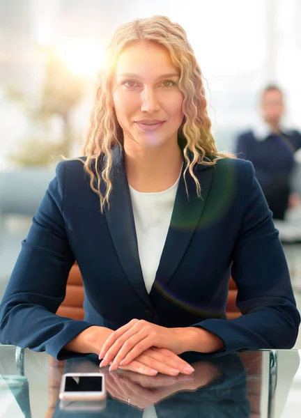Retrato de mulher de negócios atraente sentado no escritório moderno . — Fotografia de Stock