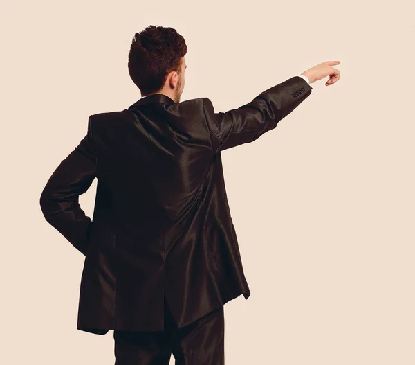 Full length of business man pointing at copyspace — Stock Photo, Image