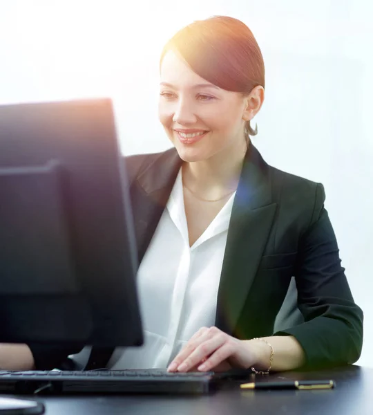 Feliz mujer de negocios escribiendo en la computadora en su escritorio —  Fotos de Stock