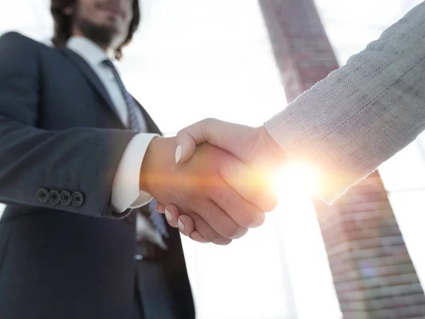 Vzrušený usmívající se podnikatel metoda handshaking partnera na zasedání, — Stock fotografie