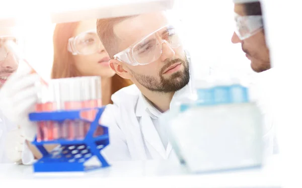 Zbliżenie grupy naukowców i farmaceutów w laboratorium — Zdjęcie stockowe