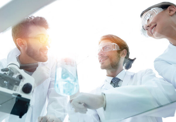 группа студентов в лаборатории