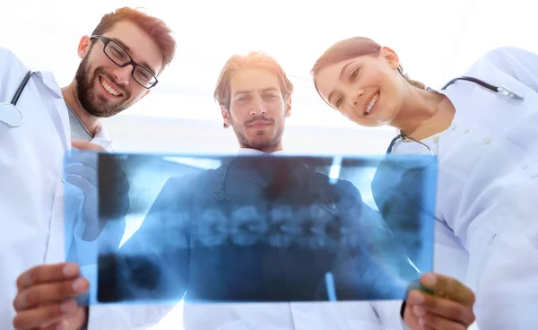 Tre läkare studerade patienterna röntgen film — Stockfoto