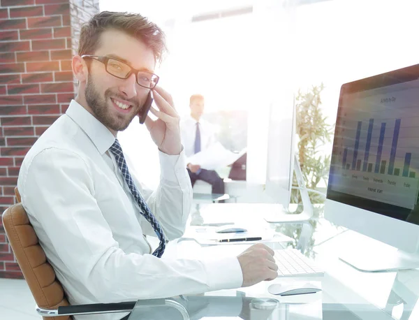 El gerente se comunica con el cliente en el teléfono inteligente —  Fotos de Stock