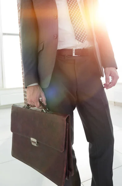 Affärsman som håller sin portfölj i office. Närbild foto — Stockfoto