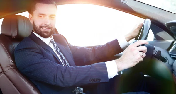 Portrét jistý podnikatel řídit auto — Stock fotografie