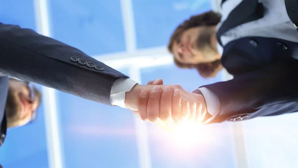 Vriendelijke Glimlachende zakenmensen handshaking. Business concept foto — Stockfoto