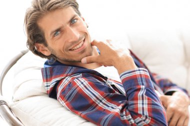 portre. adam büyük bir rahat sandalyede oturuyor dinleniyor.