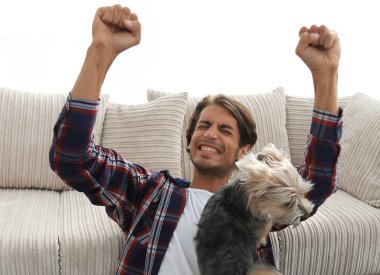 geniş oturma odasında Skordan dizüstü bilgisayar ile mutlu adam.