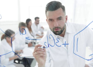 formüllerle çalışma ciddi bir bilim adamı closeup