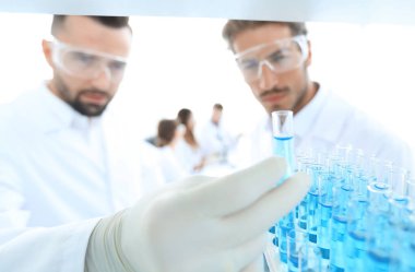 bilim adamı ve tüp çözümde eğitim asistanı