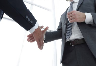 İki iş adamı el sıkışacak.