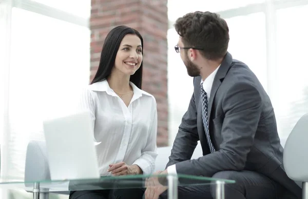 Primer plano de los empleados de la empresa que se comunican en la oficina —  Fotos de Stock