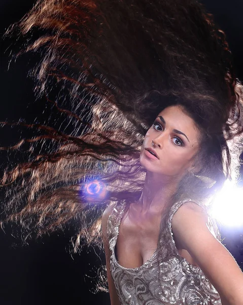 Retrato de una joven bailando con el pelo largo y oscuro — Foto de Stock