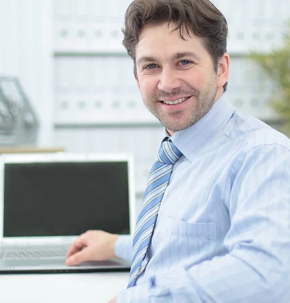 Closeup.handsome hombre de negocios sentado en este escritorio — Foto de Stock