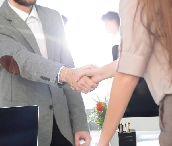 Välkommen och handslag av affärspartners — Stockfoto