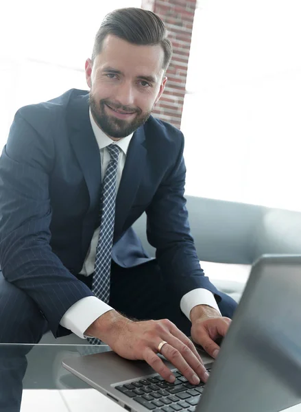 Empleado de la empresa escribiendo texto en el teclado del ordenador portátil — Foto de Stock